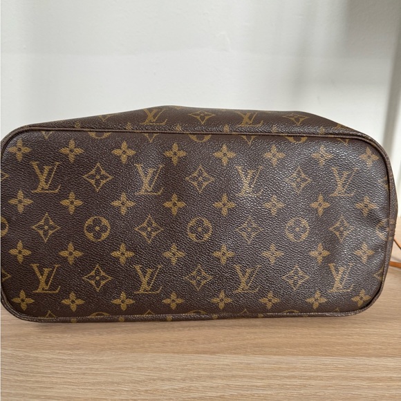 Louis Vuitton Neverfull MM Monogram - Picture 8 of 14